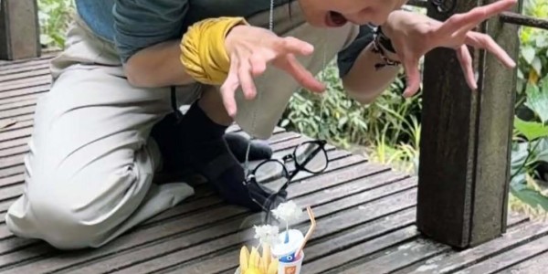 虎扑电竞官方网站-田馥甄晒3人合体爬山，陈嘉桦带包子接地气，任家萱现在最没星味