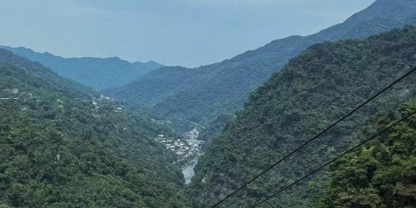 虎扑电竞官方网站-田馥甄晒3人合体爬山，陈嘉桦带包子接地气，任家萱现在最没星味