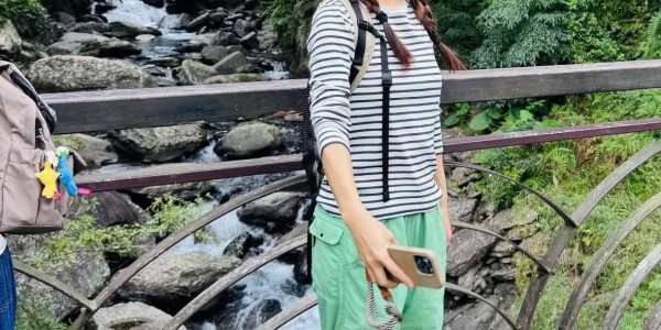 虎扑电竞官方网站-田馥甄晒3人合体爬山，陈嘉桦带包子接地气，任家萱现在最没星味